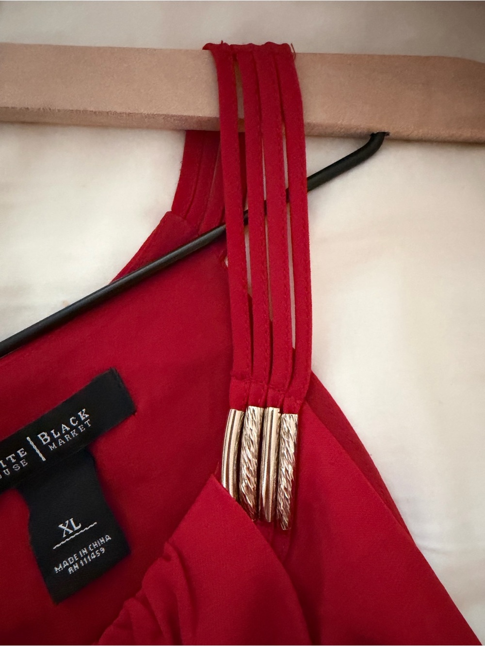 White House Black Market Red Sleeveless Blouse XL Gold Hardware Keyhole Top - Picture 6 of 6